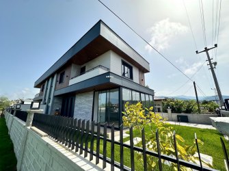SAHİLDE TAM DONANIMLI SIFIR YAZLIK VİLLA 