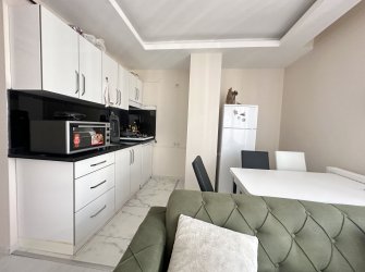 TRAMVAY DURAĞA VE SAHİLE YAKIN EŞYALI 1+1 SATILIK