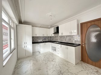 TRAMVAYA CEPHE BİNA GENİŞ 3+1 KİRALIK DAİRE