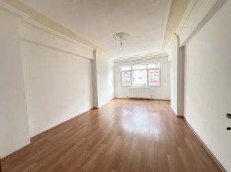 TRAMVAYA CEPHE BİNA GENİŞ 3+1 KİRALIK DAİRE