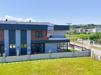 SAHİLDE TAM DONANIMLI SIFIR YAZLIK VİLLA 